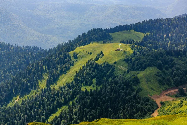 绿意盎然的山景 — 图库照片