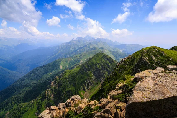 Erstaunliche Aussicht Auf Die Berge Mit Viel Grün — Stockfoto