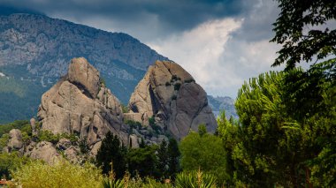 Yeşillikle kayalık dağların muhteşem manzarası