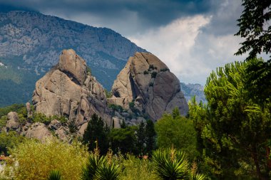 Yeşillikle kayalık dağların muhteşem manzarası