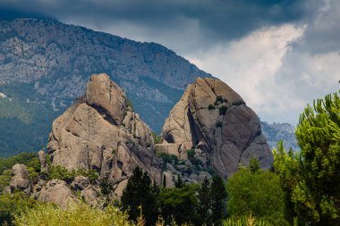 Yeşillikle kayalık dağların muhteşem manzarası