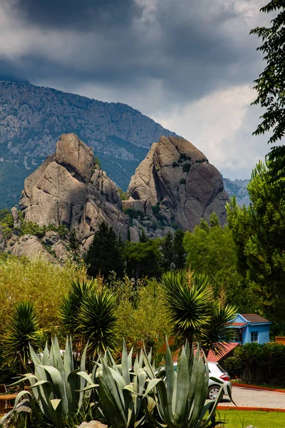 Yeşillik Doğa Arka Planıyla Kayalık Dağların Inanılmaz Manzarası — Stok fotoğraf