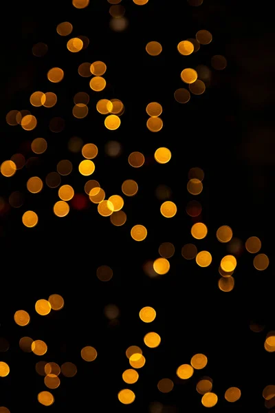 Hermosas Luces Naranjas Borrosas Sobre Fondo Oscuro — Foto de stock gratis