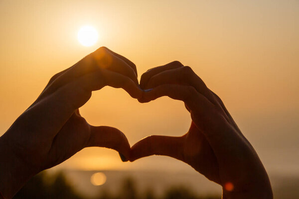 Mains Féminines Faisant Cœur Sur Fond Coucher Soleil Flou — Photo