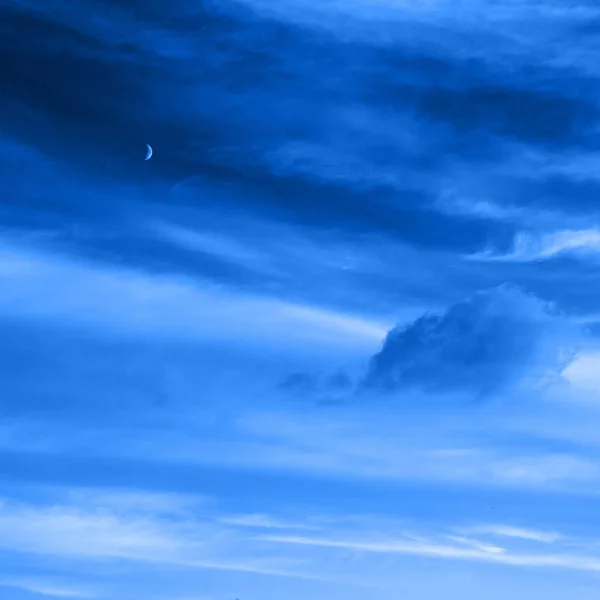 Ciel Nocturne Avec Nouvelle Lune Tonique Sur Couleur Bleue Classique — Photo
