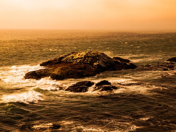 Vagues de mer orageuses se brisant sur les rochers côtiers — Photo
