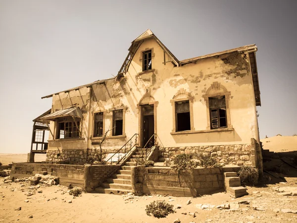 Edifici fantasma della vecchia città mineraria di diamanti Kolmanskop in Namibia — Foto Stock