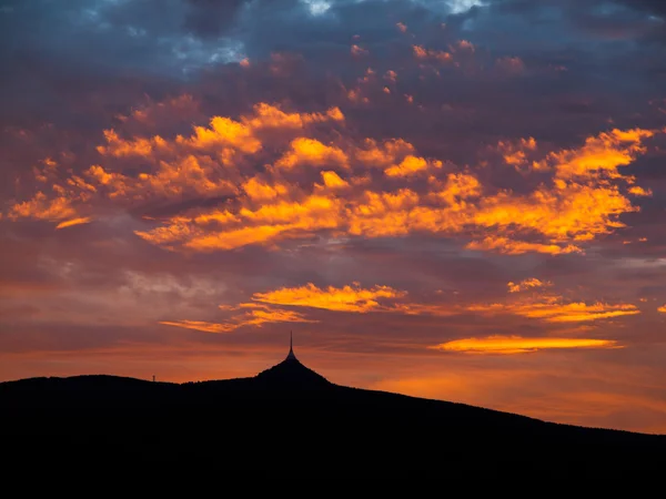 Dramatisk solnedgång himlen med belysta moln — Stockfoto