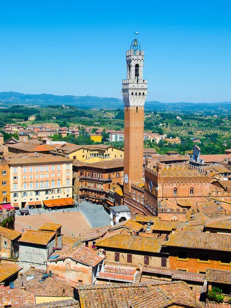 Torre del Mangia en el antiguo centro histórico medieval de Siena — Foto de Stock