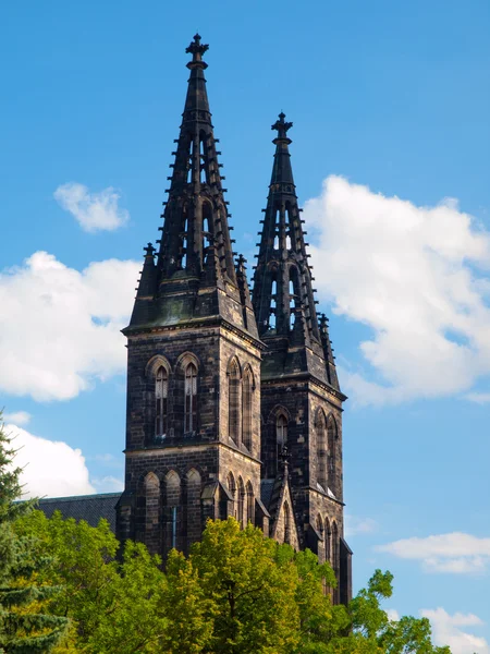 Dwie wieże Świętego Piotra i Pawła katedry na Wzgórzu Wyszehradzkim w Pradze — Zdjęcie stockowe