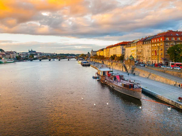 Embankment de Rasin à la rivière Vltava à Prague — Photo