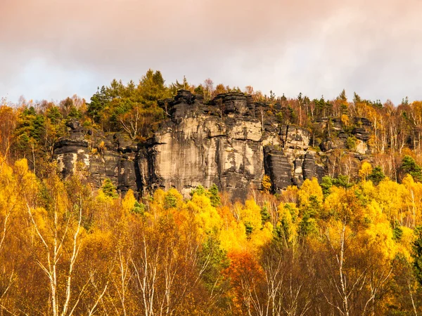 Kumtaşı kaya oluşumu sonbahar ormanın ortasında — Stok fotoğraf