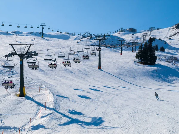 Remontées mécaniques et pistes dans la station d'hiver alpine — Photo