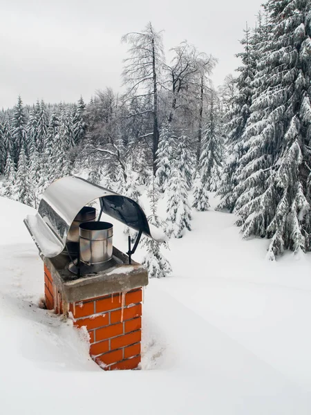 Renovierter Schornstein im Winter mit Schnee bedeckt — Stockfoto