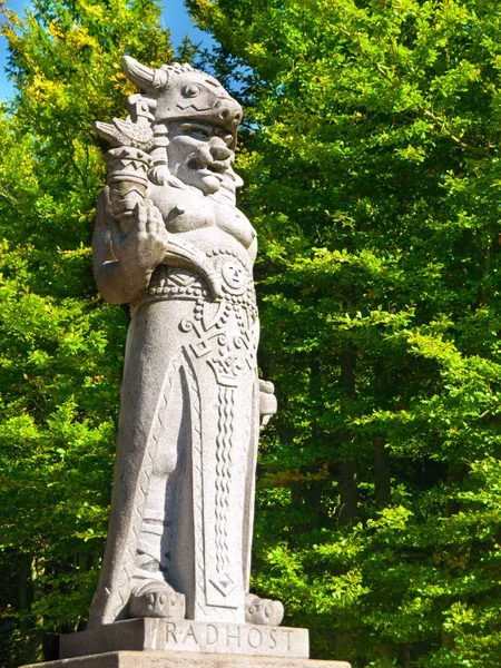 Статуя бога Радегаста на горе Радхост в Бескидах — стоковое фото