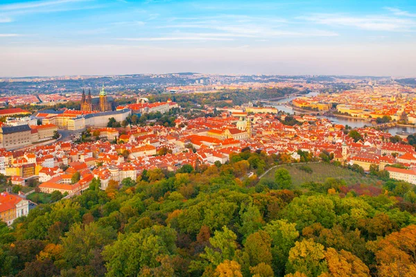 Prag cityscape Kalesi, Lesser Town ve güneşli Petrin Tepesi'nden Vltava Nehri ile havadan görünümü — Stok fotoğraf