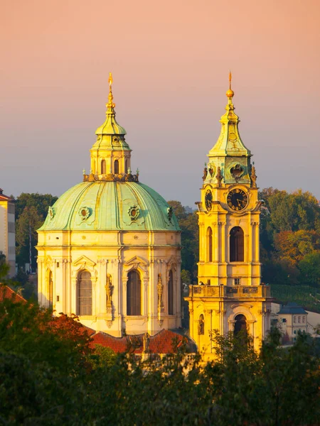 Купол и башня Св. Николаевского храма в Праге — стоковое фото