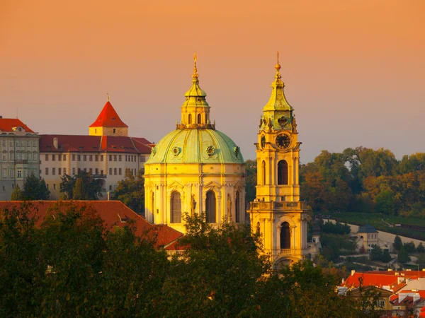 Cupola e torre della chiesa di San Nicola a Praga — Foto Stock