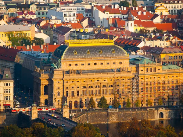 Пражский национальный театр в Чехии - вечерний вид с холма Петрин — стоковое фото