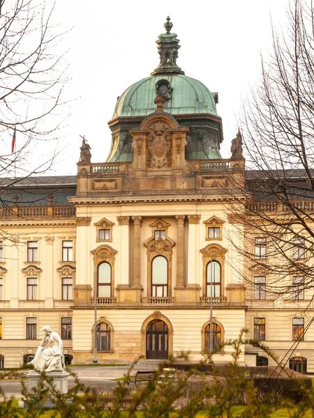 Historyczny budynek rządu w Pradze, Republika Czeska — Zdjęcie stockowe