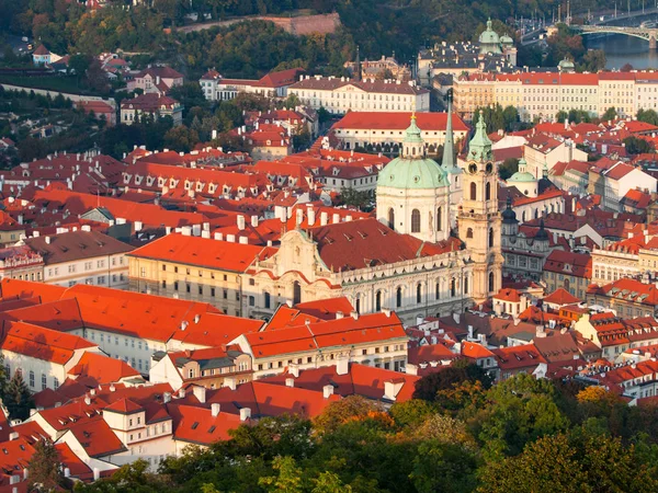 Widok z lotu ptaka na małą Stranę, aka Mala Strana, z Kościołem Świętego Mikołaja w Pradze — Zdjęcie stockowe