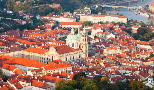 Vista aérea de la Ciudad Menor, también conocida como Mala Strana, con la Iglesia de San Nicolás en Praga —  Fotos de Stock