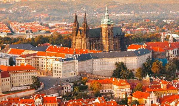 Wieczorem antenowe panoramę Pragi w Republice Czeskiej — Zdjęcie stockowe