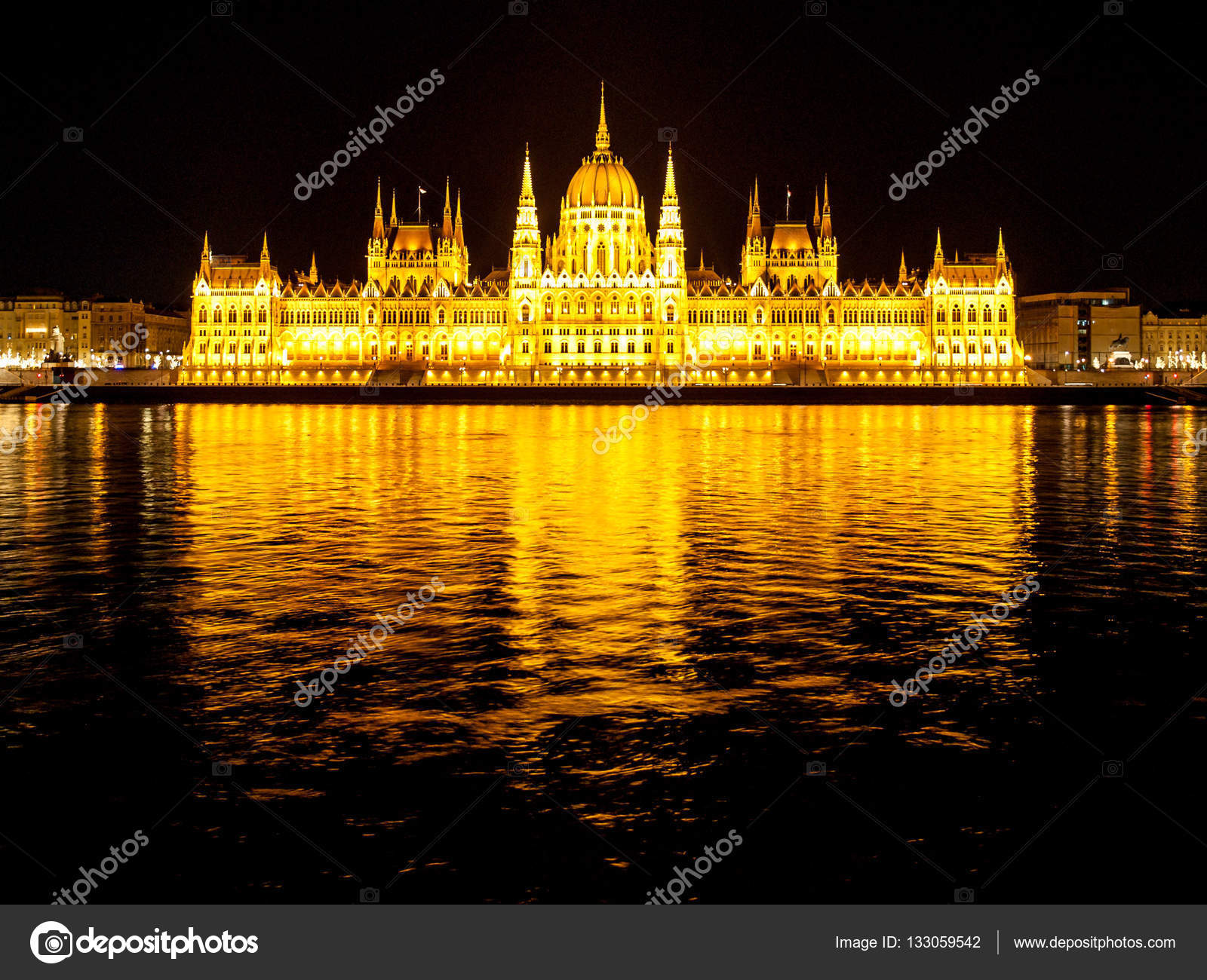 I had a chance to take a night cruise down the danube and it was incredible. Budapest Parlament Nacht : Beleuchtetes historisches Gebäude des ungarischen ...