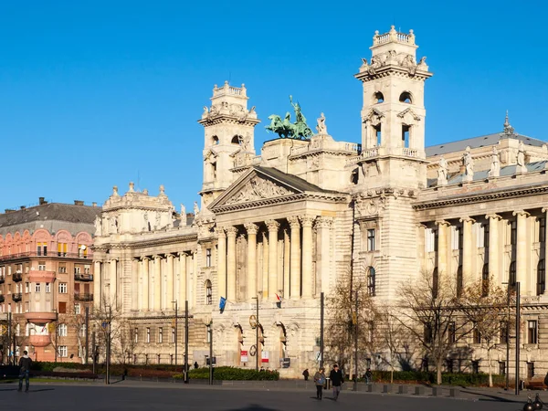 Museu Nacional Húngaro de Etnografia na Praça Kossuth Lajos em Budapeste, Hungria — Fotografia de Stock