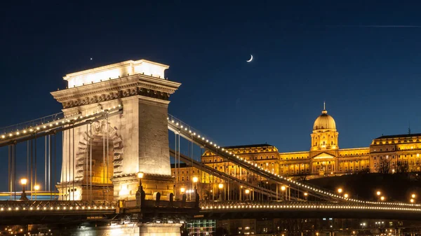 Castillo de Buda iluminado y vista detallada del Puente de la Cadena sobre el río Danubio en Budapest por la noche, Hungría — Foto de Stock