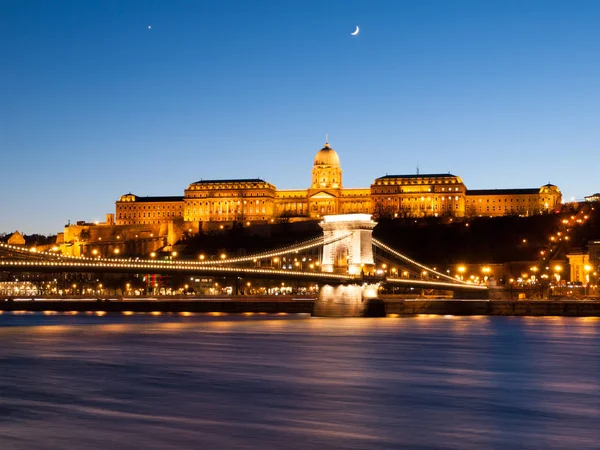 Castelo de Buda iluminado e Ponte da Cadeia sobre o Rio Danúbio em Budapeste à noite, Hungria — Fotografia de Stock