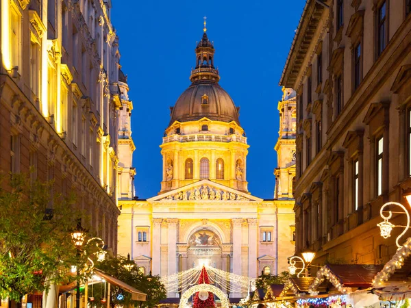 Christmas time in Budapest. Illuminated dome of Saint Stephens Basilica with holiday street decoration by night — Stock Photo, Image