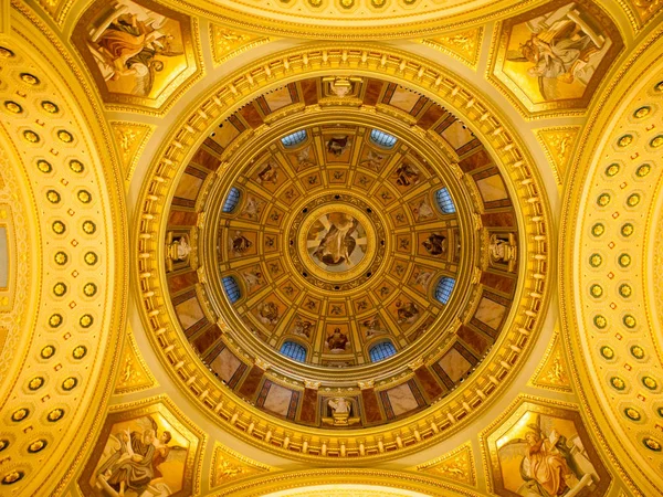 Vista interior do teto colorido da cúpula pitoresca na Basílica de São Estêvão, Budapeste, Hungria — Fotografia de Stock