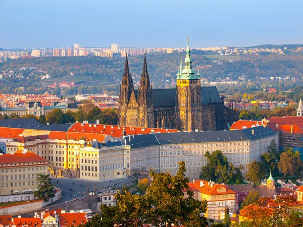 Çek Cumhuriyeti'nde karmaşık Prag Kalesi'nin havadan görünümü akşam — Stok fotoğraf