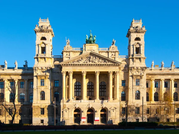 Hungarian National Museum of Ethnography in Kossuth Lajos Square in Boedapest, Hongarije — Stockfoto