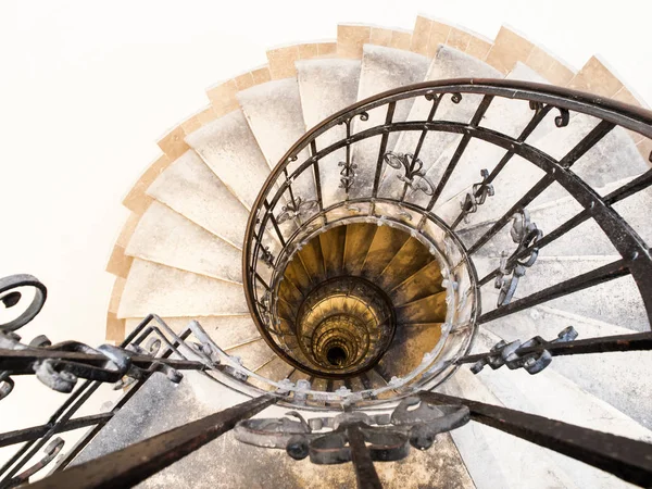 Vista al alza de la escalera de caracol interior con pasamanos ornamentales de metal negro —  Fotos de Stock