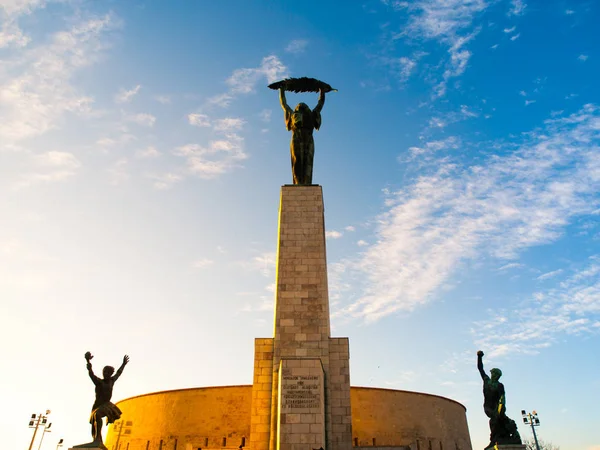 부다페스트, 헝가리에서 누비 언덕에 Citadella에서 자유 동상 기념물 — 스톡 사진