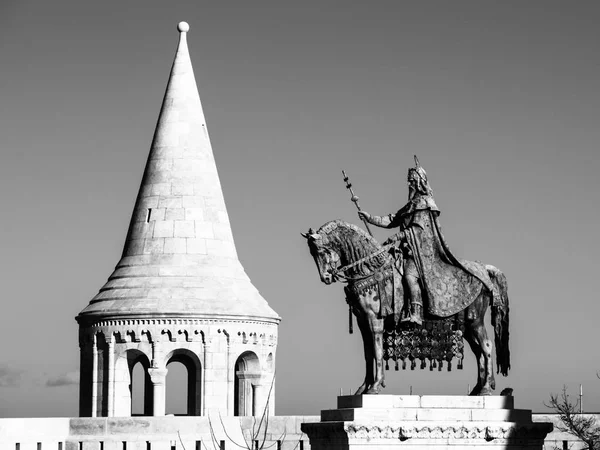 Svatý Štěpán jsem nasedl socha-první král Maďarska v Fishermans Bastion v Budapešti — Stock fotografie