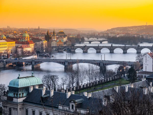 Praag bruggen panorama op zonsondergang tijd, Tsjechië — Stockfoto