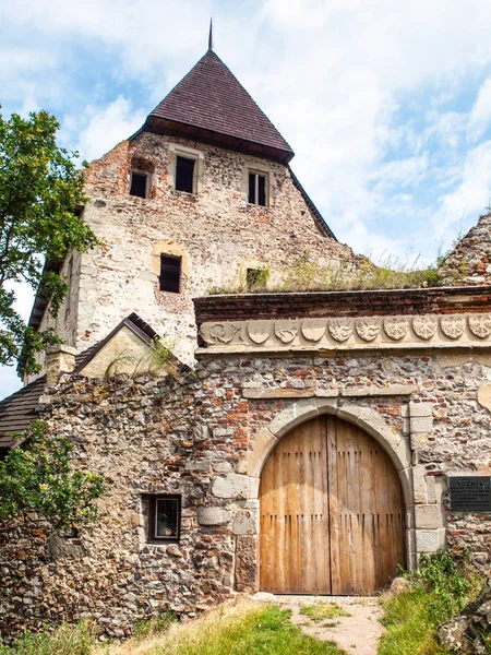 Houten toegangspoort van de middeleeuwse kasteel Tocnik in Centraal Bohemen, Tsjechië — Stockfoto