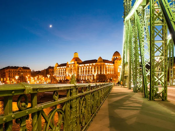 Edificio histórico Art Nouveau del balneario Gellert en la orilla del Danubio en Budapest, Hungría — Foto de Stock