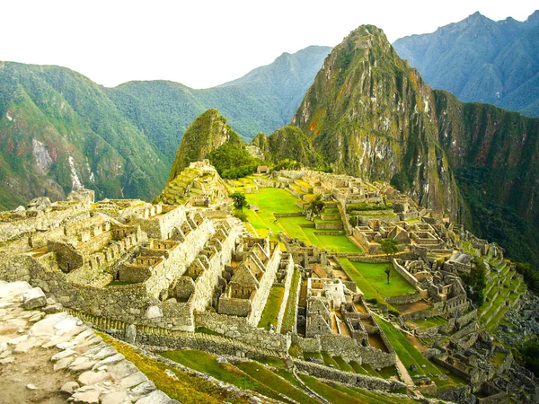 Machu Picchu - verloren stad van de Inca's. Historische citadel boven heilige vallei met de Urubamba rivier in Peru — Stockfoto