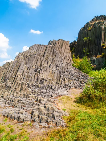 Tubos únicos de basalto de Panska skala perto de Kamenicky Senov no norte da Boêmia, República Checa — Fotografia de Stock