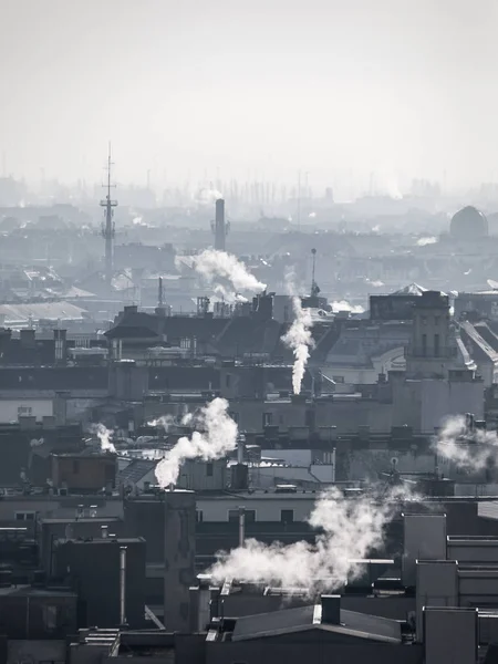Smog - zanieczyszczenia powietrza w mieście. Nie jasne atmosfera zanieczyszczone przez dym z kominów. — Zdjęcie stockowe