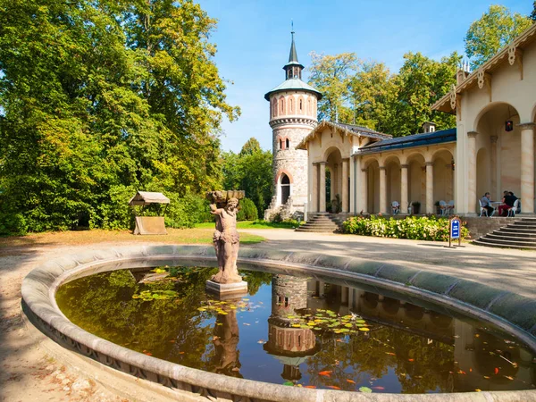 Estanque de jardín con una pequeña estatua en la Orangerie del Castillo de Sychrov, República Checa — Foto de Stock