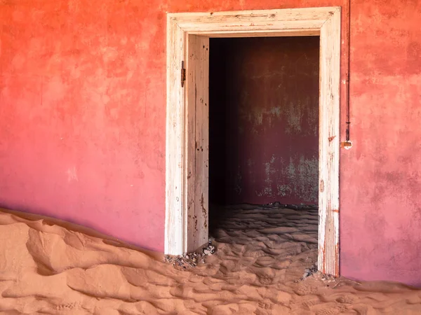 Sanddyner i övergivet hus som Kolmanskop spökstad i Namibia — Stockfoto