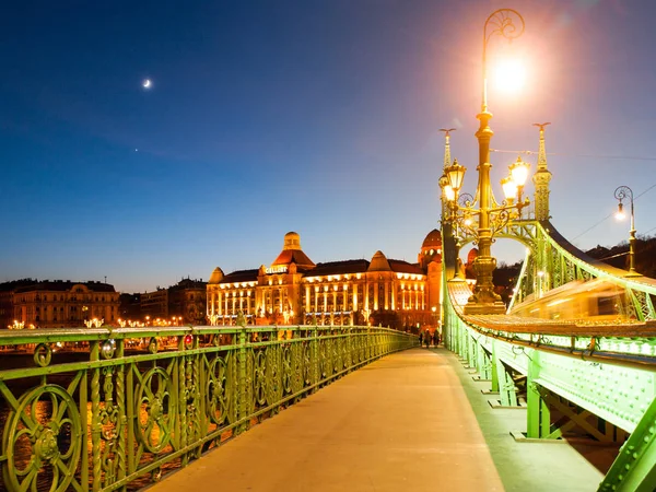 Edificio histórico Art Nouveau del balneario Gellert en la orilla del Danubio en Budapest, Hungría — Foto de Stock