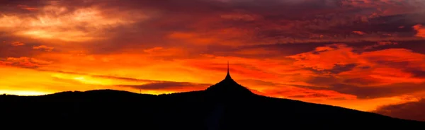 Під час заходу сонця небо Панорама з силует Jested гірської гряди, Ліберець, Чеська Республіка, Європа — стокове фото