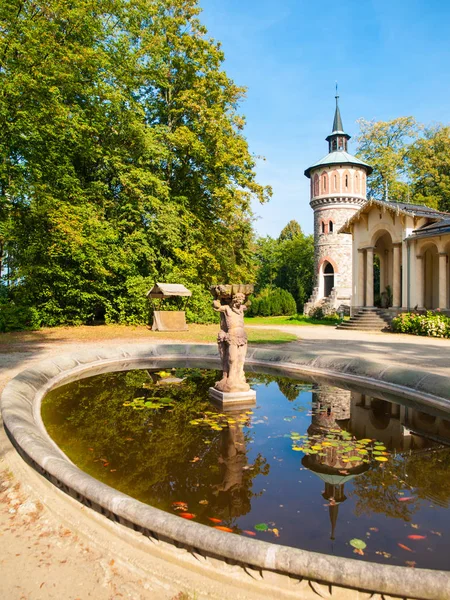 Estanque de jardín con una pequeña estatua en la Orangerie del Castillo de Sychrov, República Checa — Foto de Stock