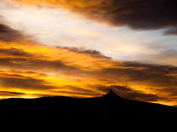 Solnedgång sky panorama med silhuetten av Jested bergsryggen, Liberec, Tjeckien, Europa — Stockfoto